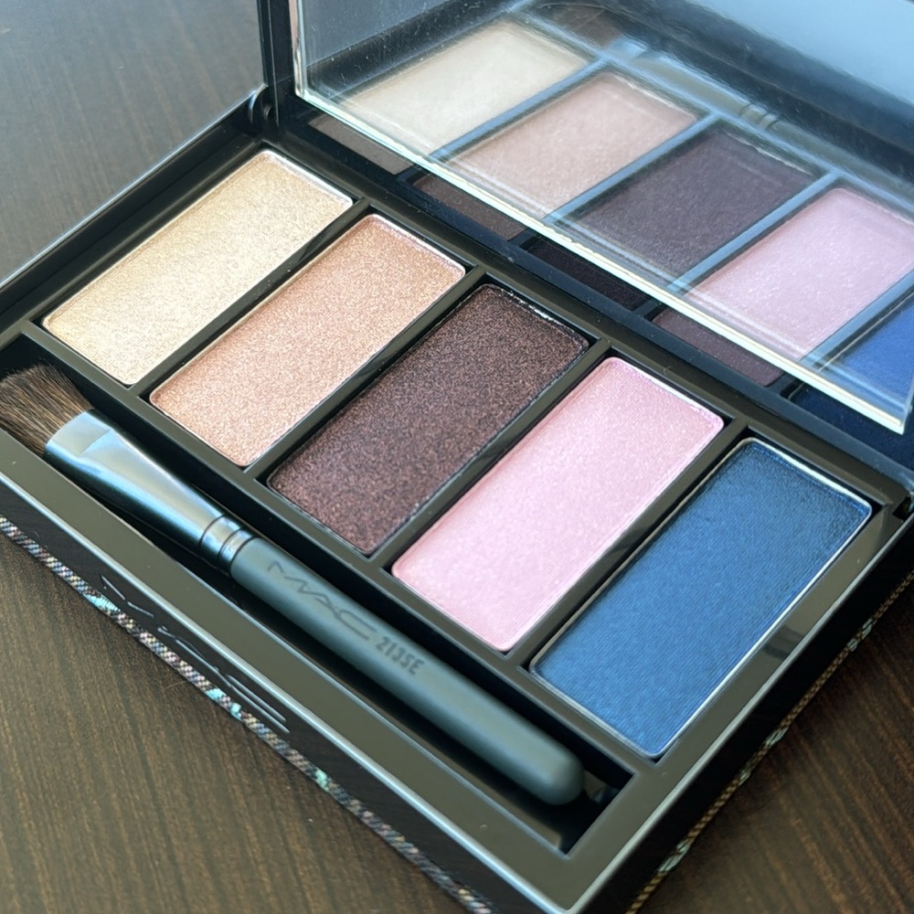 ⚡️RARE⚡️ MAC Eyeshadow palette- Novel Twist- Cool eyes